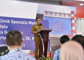 Wali Kota Gorontalo, Marten Taha saat meresmikan secara langsung klinik khusus mata SMEC Gorontalo, Senin (29/11/2021). Foto (Diskominfo Kota Gorontalo