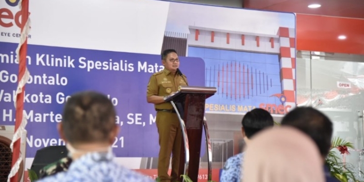 Wali Kota Gorontalo, Marten Taha saat meresmikan secara langsung klinik khusus mata SMEC Gorontalo, Senin (29/11/2021). Foto (Diskominfo Kota Gorontalo
