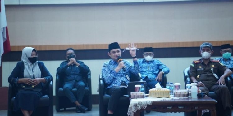 Wakil Wali Kota Gorontalo saat menghadiri Rapat Forkopimda Provinsi Gorontalo, Senin (29/11/2021). Foto (Diskominfo Kota Gorontalo