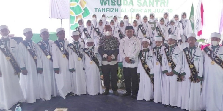 Anggota DPRD Pohuwato, Otan Mamu hadiri wisuda para hafiz quran (istimewa)