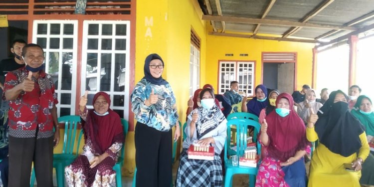 Anggota DPRD Provinsi Gorontalo, Espin Tulie saat melakukan reses di Desa Limehe Barat, Kecamatan Tabongo, Rabu (10/11/21).