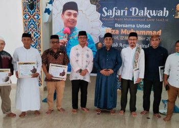 Kunjungan Safari Dakwah 2021, ustadz Riza Muhammad di Masjid Agung Baitul Haq Islamic Center Bone Bolango yang disambut Sekda Bone Bolango Ishak Ntoma, Jumat (12/11/2021). (Foto Istimewa)