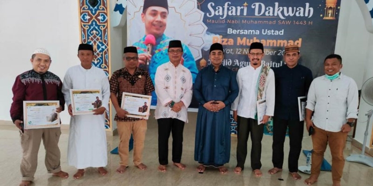 Kunjungan Safari Dakwah 2021, ustadz Riza Muhammad di Masjid Agung Baitul Haq Islamic Center Bone Bolango yang disambut Sekda Bone Bolango Ishak Ntoma, Jumat (12/11/2021). (Foto Istimewa)
