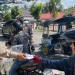 Personel Dit Lantas Polda Gorontalo membagikan masker kepada pengendara yang tidak menggunakan masker. Langkah ini dilakukan sebagai bentuk meningkatkan kepatuhan masyarakat terhadap prokes pencegahan Covid-19. (istimewa)
