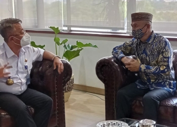 Bupati Pohuwato Saipul A Mbuinga saat melakukan pertemuan dengan Sekretaris Direktorat Jenderal (Sesditjen) Perhubungan Udara, Kementerian Perhubungan (Kemenhub), Nur Isnin Istiartono di gedung Kemenhub, Senin, (22/11/202