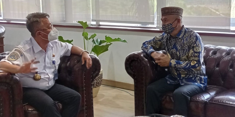 Bupati Pohuwato Saipul A Mbuinga saat melakukan pertemuan dengan Sekretaris Direktorat Jenderal (Sesditjen) Perhubungan Udara, Kementerian Perhubungan (Kemenhub), Nur Isnin Istiartono di gedung Kemenhub, Senin, (22/11/202