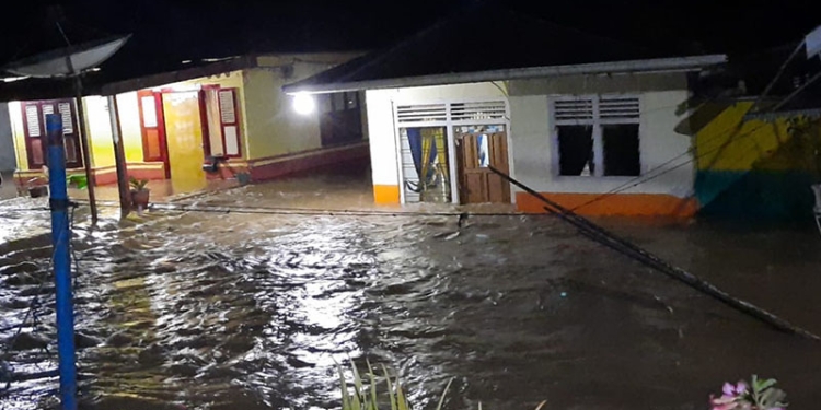 Banjir yang melanda enam desa di Kecamatan Bulango Utara dan Bulango Selatan akibat luapan Sungai Bulango, Rabu (3/11/2021). (istimewa)