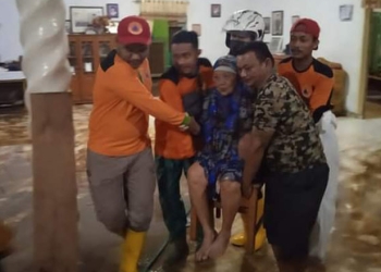 Petugas Badan Penanggulangan Bencana (BPBD) mengevakuasi warga yang terjebak banjir di Kecamatan Limboto, Kabupaten Gorontalo, Sabtu (20/11/2021). (istimewa)