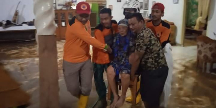 Petugas Badan Penanggulangan Bencana (BPBD) mengevakuasi warga yang terjebak banjir di Kecamatan Limboto, Kabupaten Gorontalo, Sabtu (20/11/2021). (istimewa)