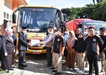 Pemkab Pohuwato saat melepas kendaraan pengangkut bantuan untuk korban banjir di Kabupaten Gorontalo di halaman BPBD Pohuwato. Rabu (10/11/2021). (Istimewa)