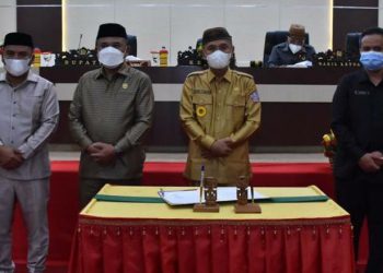 Bupati Pohuwato, Saipul Mbuinga (tengah), berpose dengan pimpinan DPRD Pohuwato serta Sekda Pohuwato, Selasa (30/11/2021)