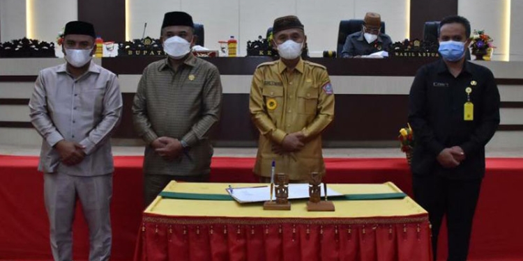 Bupati Pohuwato, Saipul Mbuinga (tengah), berpose dengan pimpinan DPRD Pohuwato serta Sekda Pohuwato, Selasa (30/11/2021)