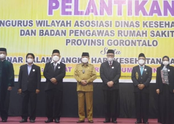 Wakil Gubernur Gorontalo, Idris Rahim saat berfoto bersama pengurus BPRS Gorontalo Periode 2021-2024 di Grand Sumberia Ballroom, Kota Gorontalo Senin (22/11/2021). (Foto : Putra/Gopos)