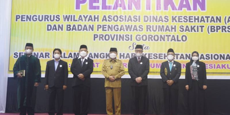 Wakil Gubernur Gorontalo, Idris Rahim saat berfoto bersama pengurus BPRS Gorontalo Periode 2021-2024 di Grand Sumberia Ballroom, Kota Gorontalo Senin (22/11/2021). (Foto : Putra/Gopos)