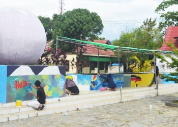 MURAL dan GRAFFITI - Sebagian para peserta mural dan graffiti saat menggambar/melukis di taman budaya Limboto, Kamis (25/11/2021). Foto : Putra/Gopos).
