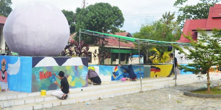 MURAL dan GRAFFITI - Sebagian para peserta mural dan graffiti saat menggambar/melukis di taman budaya Limboto, Kamis (25/11/2021). Foto : Putra/Gopos).