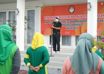 Sekretaris Daerah Provinsi Gorontalo meberikan sambutan pada pencanangan HUT DWP tingkat Provinsi Gorontalo, Jumat (19/11/2021) bertempat di rumah dinas sekda. (Foto: Nova)
