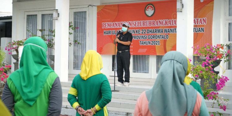 Sekretaris Daerah Provinsi Gorontalo meberikan sambutan pada pencanangan HUT DWP tingkat Provinsi Gorontalo, Jumat (19/11/2021) bertempat di rumah dinas sekda. (Foto: Nova)