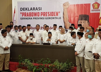 Ketua DPD Partai Gerindra Provinsi Gorontalo, Elnino M. Husain Mohi (tengah) bersama pengurus DPD dan DPC Gerindra di Gorontalo melakukan deklarasi Prabowo Presiden 2024. (hasan/gopos)