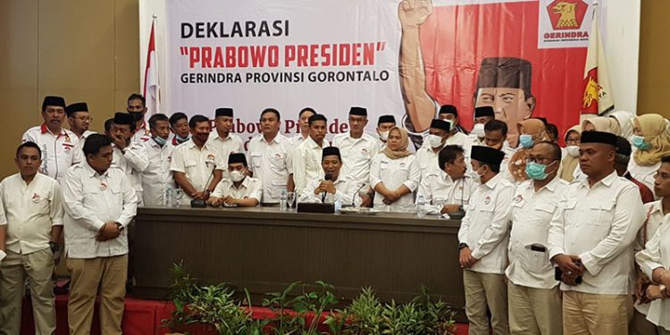 Ketua DPD Partai Gerindra Provinsi Gorontalo, Elnino M. Husain Mohi (tengah) bersama pengurus DPD dan DPC Gerindra di Gorontalo melakukan deklarasi Prabowo Presiden 2024. (hasan/gopos)
