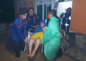 Petugas SAR melakukan evakuasi kepada warga terdampak banjir di Kabupaten Gorontalo, Kamis (23/11/2021). (istimewa