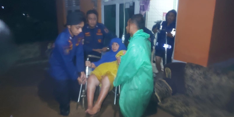 Petugas SAR melakukan evakuasi kepada warga terdampak banjir di Kabupaten Gorontalo, Kamis (23/11/2021). (istimewa