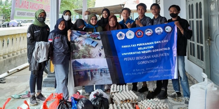 Ormawa FPIK UNG menyerahkan bantuan di Posko peduli bencana banjir Desa Lemehe Timur, Kecamatan Tabongo, Kabupaten Gorontalo, Jumat (12/11/2021) (istimewa)