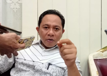 Herman Haluti, Aleg Dekot Gorontalo, angkat bicara terkait karangan budidaya karamba dan jaring apung di Danau Limboto, Senin (15/11/2021). Foto : Sari/gopos