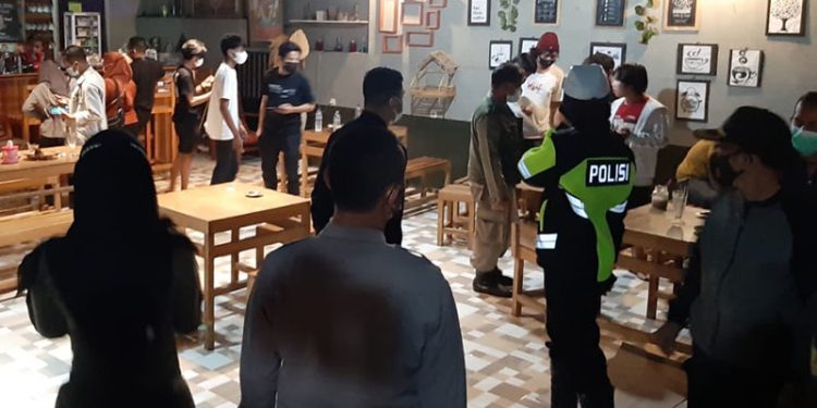 Tim gabungan Polres Gorontalo Kota, TNI, dan Satpol PP melakukan patroli penerapan prokes di sejumlah kafe, rumah makan, dan kedai di wilayah Kota Gorontalo, Sabtu (30/10/2021) malam. (istimewa)