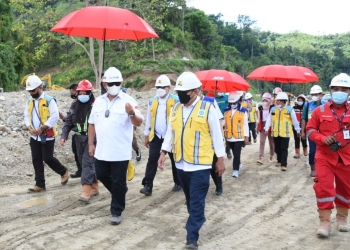 Gubernur Rusli Habibie saat meninjau langsung progres pekerjaan pembangunan Bendungan Bulango Ulu di Desa Tuloa, Kecamatan Bulango Utara, Kabupaten Bone Bolango, Rabu (3/11/2021). (Foto: Salman)