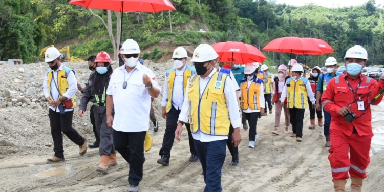Gubernur Rusli Habibie saat meninjau langsung progres pekerjaan pembangunan Bendungan Bulango Ulu di Desa Tuloa, Kecamatan Bulango Utara, Kabupaten Bone Bolango, Rabu (3/11/2021). (Foto: Salman)
