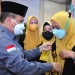 Wagub Gorontalo H. Idris Rahim (kiri) menyerahkan penghargaan dan hadiah kepada Tenaga Kesehatan Teladan pada puncak peringatan HKN ke-57 tingkat Provinsi Gorontalo di Gedung Grand Sumber Ria, Kota Gorontalo, Jumat (12/11/2021). (Foto: Haris)