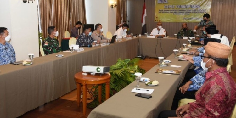 Suasana Rapat Forkopimda terkait persiapan pelaksanaan mudik Natal dan tahun baru 2022, serta evaluasi vaksinasi Covid-19 di Ballroom Hotel Pinensula, Manado, Jumat (12/11/2021). (Foto: Salman)