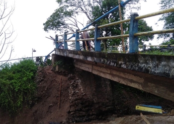Kondisi Jembatan Bulota yang menghubungkan Desa Malahu dan Desa Bulota, Kecamatan Limboto, Kabupaten Gorontalo nyaris ambruk. (istimewa)