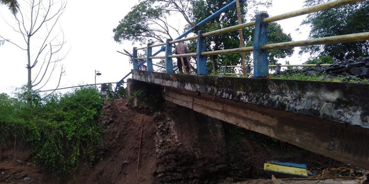 Kondisi Jembatan Bulota yang menghubungkan Desa Malahu dan Desa Bulota, Kecamatan Limboto, Kabupaten Gorontalo nyaris ambruk. (istimewa)