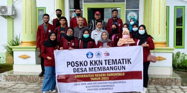 Mahasiswa KKNT Desa Binajaya, Kecamatan Tolangohula, Kabupaten Gorontalo berpose bersama aparat desa (istimewa)