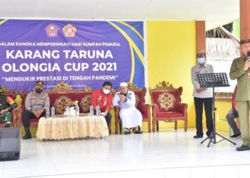 Bupati Pohuwato, Saipul A. Mbuinga saat memberikan sambutan pada acara penutupan KT Olongia Cup, Desa Sipayo, Kecamatan Paguat, Kabupaten Pohuwato. Kamis (11/11/2021). (Istimewa).