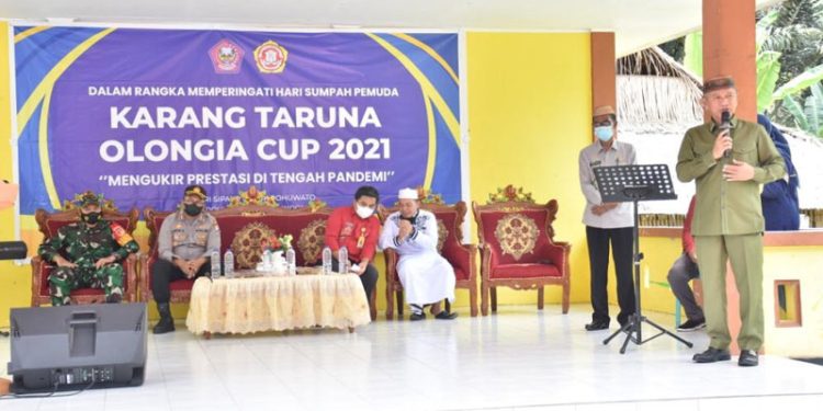 Bupati Pohuwato, Saipul A. Mbuinga saat memberikan sambutan pada acara penutupan KT Olongia Cup, Desa Sipayo, Kecamatan Paguat, Kabupaten Pohuwato. Kamis (11/11/2021). (Istimewa).