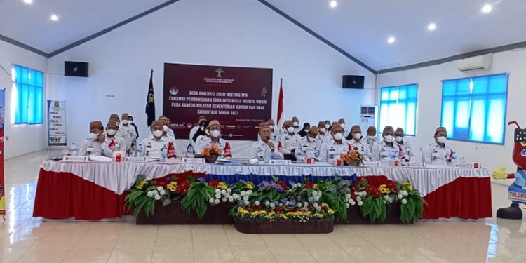 Pemaparan hasil pembangunan zona integritas kemenkumham Gorontalo. Evaluasi Pembangunan zona integritas menuju  Wilayah Birokrasi Bersih dan Melayani (WBBM) melalui zoom meeting, di aula kemenkumham Gorontalo, Rabu (17/11/2021). Foto : Sari/gopos