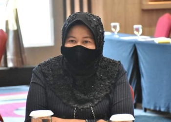 Ketua Komis B DPRD Kota Gorontalo, Leni Ontalu, menghadiri pembukaan pelatihan dan penyerahan bantuan secara simbolis bagi pengrajin dan pelaku usaha Industri Kecil Menengah (IKM) di Aston Hotel, Senin (15/11/2021). Foto : Humas