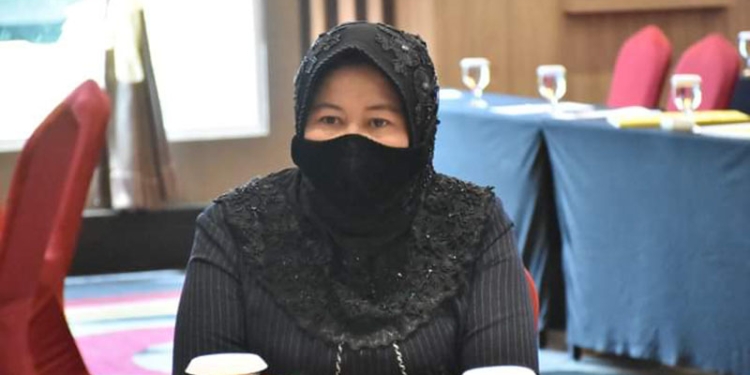 Ketua Komis B DPRD Kota Gorontalo, Leni Ontalu, menghadiri pembukaan pelatihan dan penyerahan bantuan secara simbolis bagi pengrajin dan pelaku usaha Industri Kecil Menengah (IKM) di Aston Hotel, Senin (15/11/2021). Foto : Humas