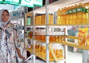 Jumriati, salah seorang pedagang minyak goreng di Pasar Liluwo, Kecamatan Kota Tengah, Kota Gorontalo. (sari/gopos)