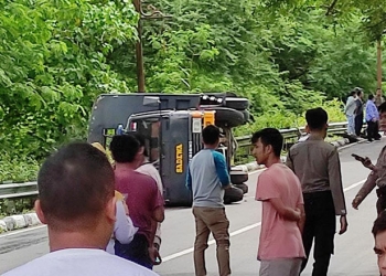 Kondisi mobil Dalmas milik Dit Samapta Polda Gorontalo terbalik saat menanjak di jalan menuju Kantor Gubernur Gorontalo, Senin (29/11/2021). (istimewa)