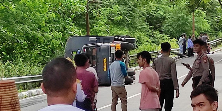 Kondisi mobil Dalmas milik Dit Samapta Polda Gorontalo terbalik saat menanjak di jalan menuju Kantor Gubernur Gorontalo, Senin (29/11/2021). (istimewa)