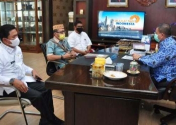 Wagub Gorontalo H. Idris Rahim (kanan), menerima audiensi Pengurus Provinsi PELANGI Gorontalo di ruang kerjanya di Gubernuran Gorontalo, Kamis (25/11/2021). (Foto: Haris)