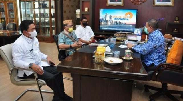 Wagub Gorontalo H. Idris Rahim (kanan), menerima audiensi Pengurus Provinsi PELANGI Gorontalo di ruang kerjanya di Gubernuran Gorontalo, Kamis (25/11/2021). (Foto: Haris)