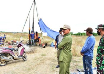 Bupati Pohuwato, Saipul A. Mbuinga, Dandim 1313 Pohuwato, Kadis Perhubungan, Yunus Mohammad, dan Kepala Bandara Jalaludin Gorontalo, Ben Adisurya beserta jajarannya saat meninjau pengerjaan bandar udara pohuwato. Kamis (11/11/2021).  (Istimewa)