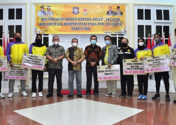 Wagub Gorontalo H. Idris Rahim bersama atlet yang meraih medali emas pada PON XX Papua di rumah jabatan Wagub, Rabu (17/11/2021). (Foto: Haris)