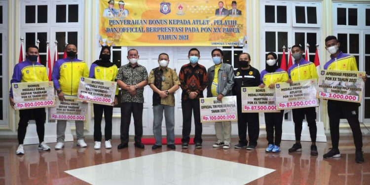 Wagub Gorontalo H. Idris Rahim bersama atlet yang meraih medali emas pada PON XX Papua di rumah jabatan Wagub, Rabu (17/11/2021). (Foto: Haris)