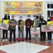 Wagub Gorontalo H. Idris Rahim bersama atlet yang meraih medali emas pada PON XX Papua di rumah jabatan Wagub, Rabu (17/11/2021). (Foto: Haris)